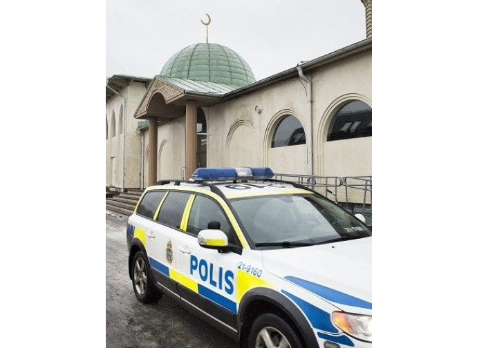 Malmö, polizia di fronte a una moschea Malmö, polizia di fronte a una moschea
