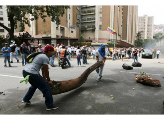 Venezuela, Maduro manda l'esercito contro il popolo