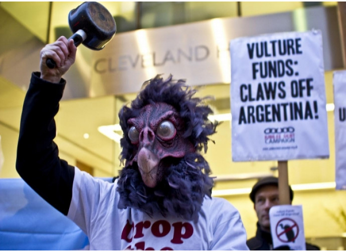 "Giù gli artigli dall'Argentina!" "Giù gli artigli dall'Argentina!"