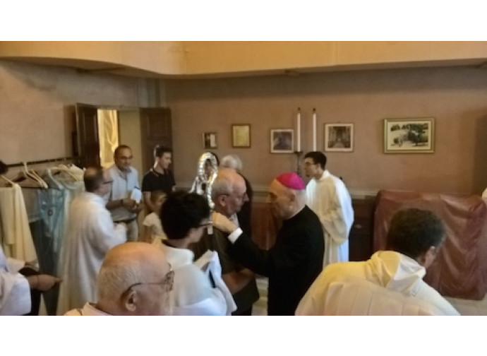 L'abbraccio tra Camisasca e il nipote di don Pessina L'abbraccio tra Camisasca e il nipote di don Pessina