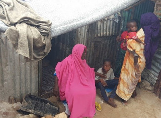 L’odissea degli sfollati a Mogadiscio a causa della siccità espulsi perché squatter