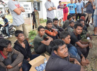 Gruppi di profughi Rohingya tentano di raggiungere illegalmente Malesia e Indonesia via mare