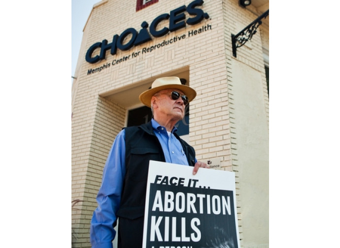 Protesta di fronte a una clinica abortista