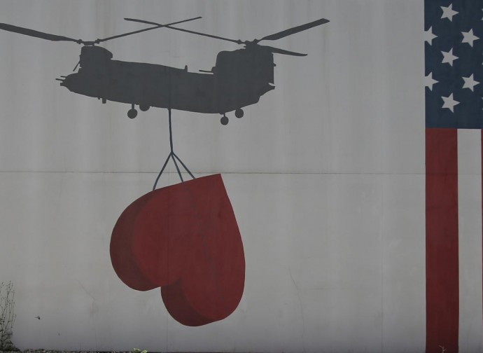 Kabul, murales sull'ambasciata Usa Kabul, murales sull'ambasciata Usa