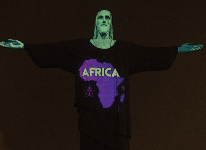 Rio, il Cristo Redentore illuminato con i colori dei continenti infetti Rio, il Cristo Redentore illuminato con i colori dei continenti infetti