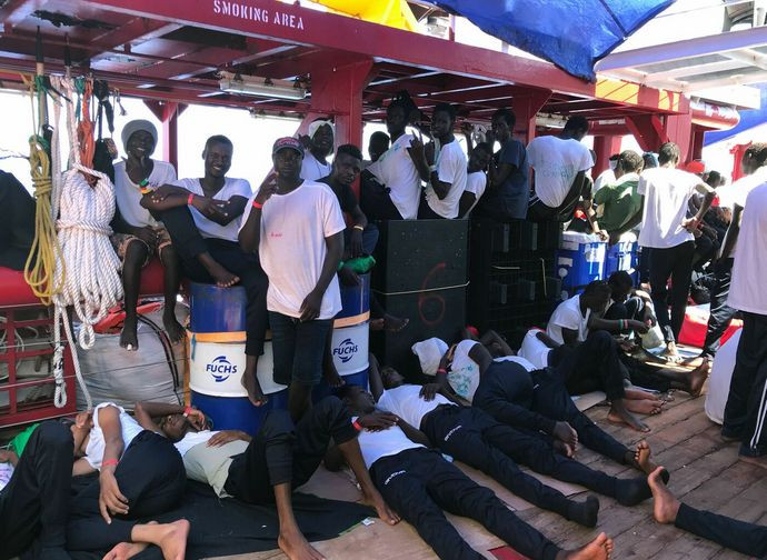 Nave soccorritori fa rotta verso l'Italia Nave soccorritori fa rotta verso l'Italia