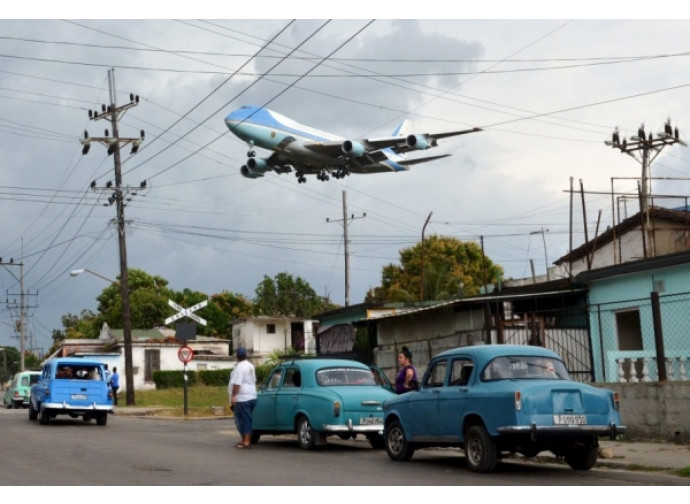 L'Air Force One sorvola l'Avana L'Air Force One sorvola l'Avana