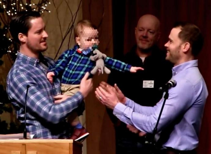 Alan Nachtigal e Blake Wilson, con il loro bambino danno testimonianza in chiesa