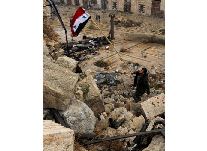 Aleppo, bandiera governativa sulla Moschea di Omaiade Aleppo, bandiera governativa sulla Moschea di Omaiade