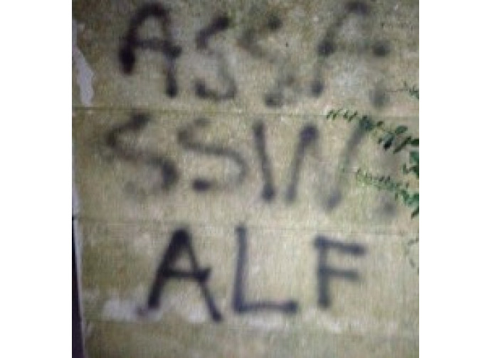 Minacce dell'Alf sull'ingresso di casa dell'allevatore di Salzano