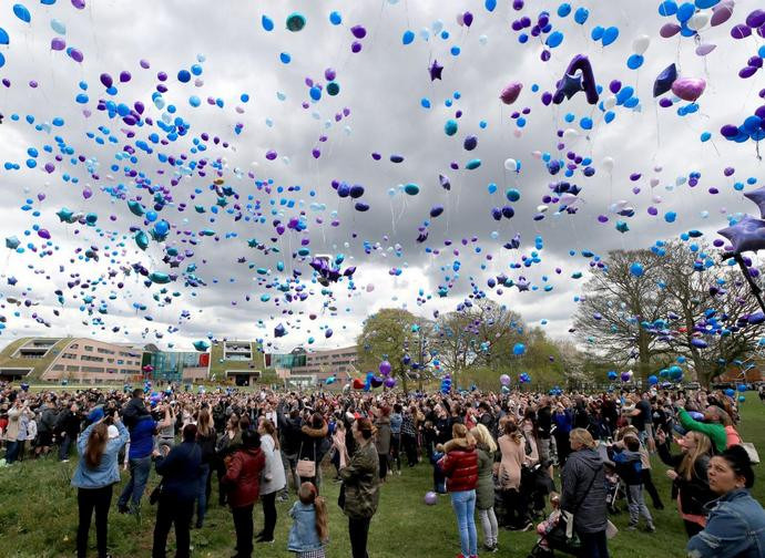 Folla all'esterno dell'Alder Hey Hospital lancia palloncini in cielo alla notizia della morte di Alfie