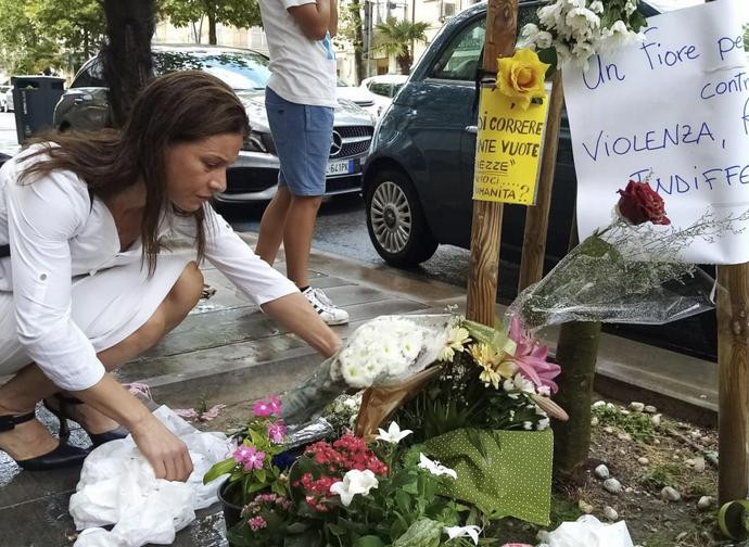 Fiori e bigliettini sul luogo dell'aggressione