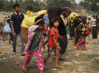 Migliaia di persone in fuga dai combattimenti nel nord del Myanmar