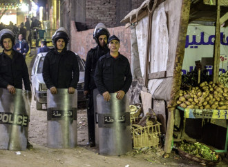 Un agente di polizia è morto in Egitto mentre tentava di disinnescare due bombe rinvenute vicino a una chiesa