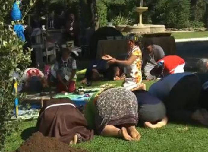 Prostrati agli idoli nei Giardini vaticani Prostrati agli idoli nei Giardini vaticani