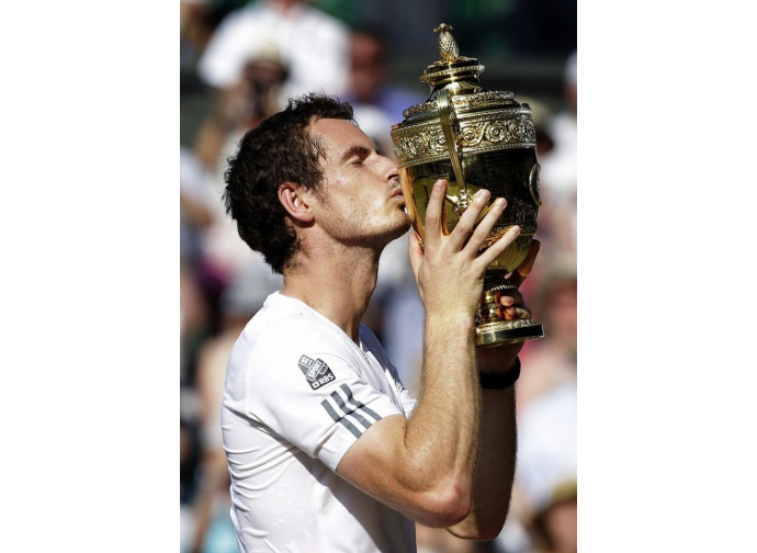 Andy Murray bacia la coppa di WImbledon