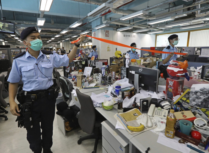 La polizia nella sede dell'Apple Daily La polizia nella sede dell'Apple Daily
