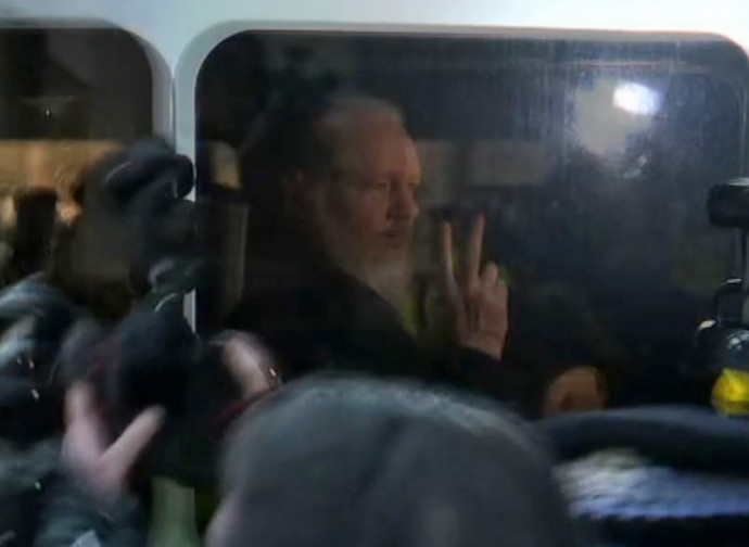 Julian Assange, poco dopo l'arresto Julian Assange, poco dopo l'arresto