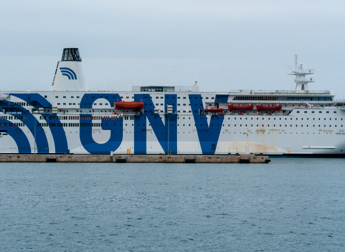La motonave Azzurra, ora nave-quarantena La motonave Azzurra, ora nave-quarantena