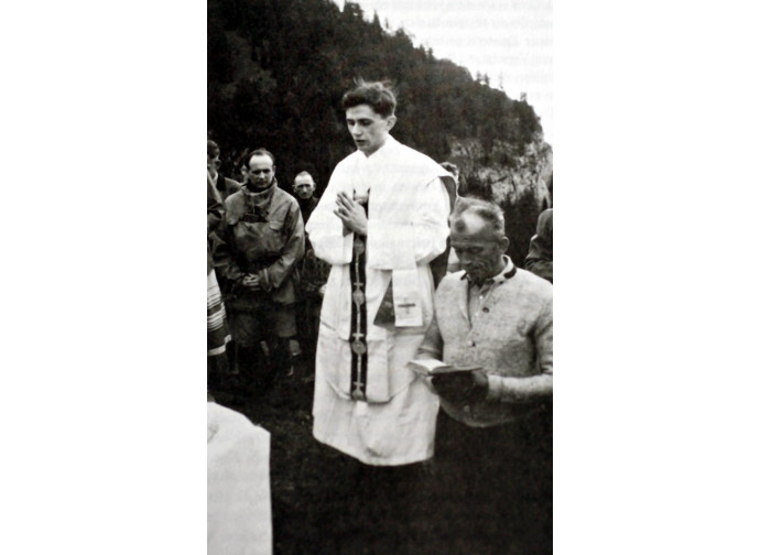 Un giovanissimo padre Joseph Ratzinger Un giovanissimo padre Joseph Ratzinger