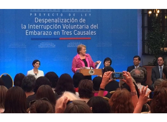 La presidenta Bachelet firma la legge di depenalizzazione dell'aborto