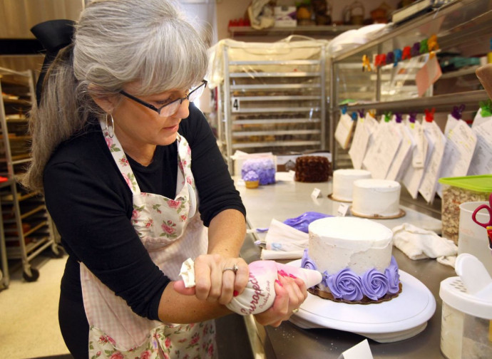 Cathy Miller all'opera nella sua pasticceria Cathy Miller all'opera nella sua pasticceria