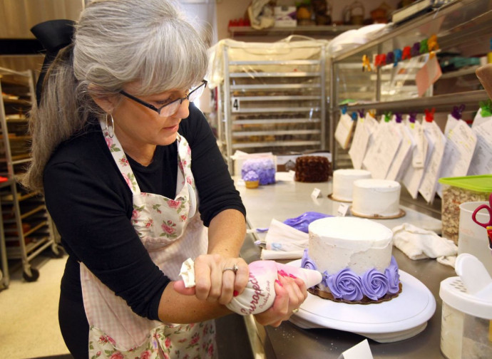 Cathy Miller all'opera nella sua pasticceria