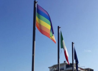 Bandiera arcobaleno all'ambasciata italiana in Spagna