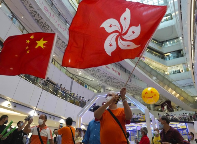 Tifo olimpionico in un centro commerciale con bandiere di Hong Kong e cinesi