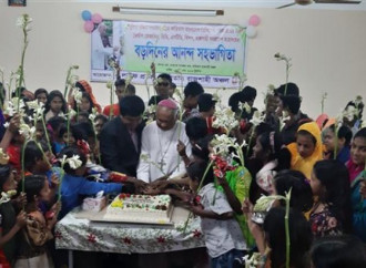 Festa di Natale di Caritas Bangladesh per i bambini poveri