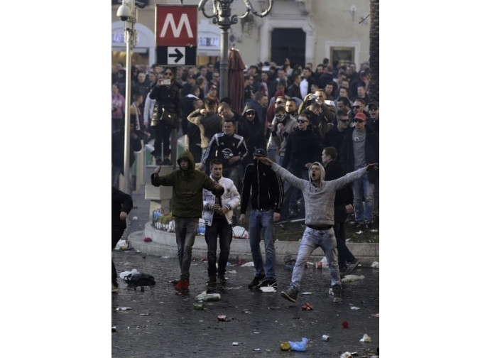 Holligans olandesi a piazza di Spagna Holligans olandesi a piazza di Spagna