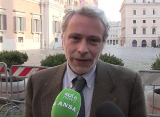 Stop inglese a vaccino in gravidanza: «Ora indagate in Italia»