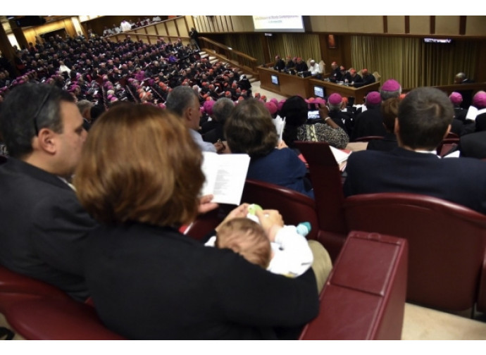 Al Sinodo dei Vescovi partecipa anche un bimbo di 3 mesi e mezzo, Davide, figlio di una delle 17 coppie di uditori Al Sinodo dei Vescovi partecipa anche un bimbo di 3 mesi e mezzo, Davide, figlio di una delle 17 coppie di uditori