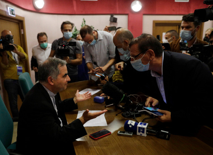 Il cardinale Becciu alla conferenza stampa