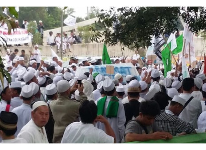 La protesta islamica a Bekasi La protesta islamica a Bekasi