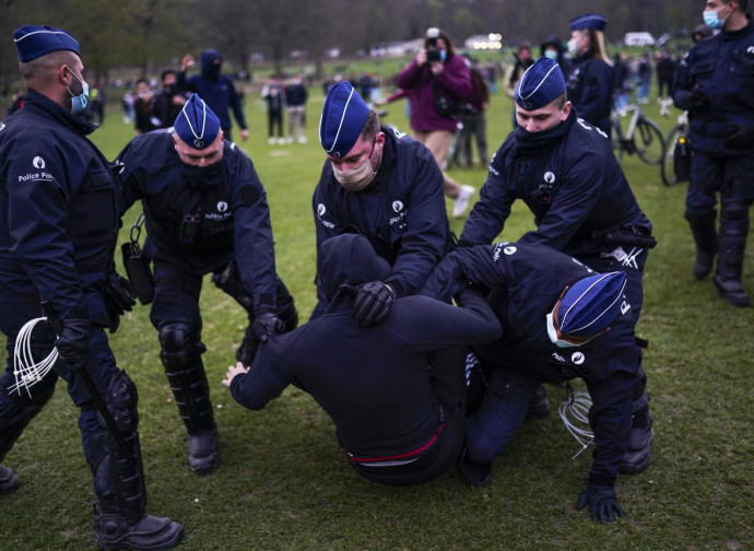Belgio, polizia reprime una manifestazione anti-lockdown