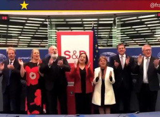 I socialisti europei cantano Bella Ciao a bordo del Titanic