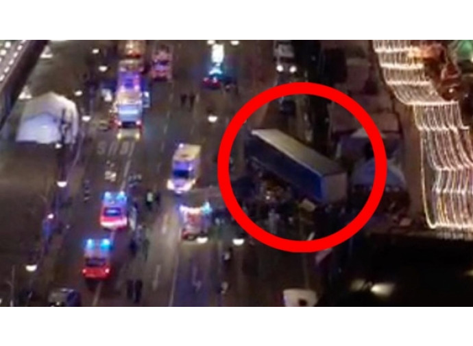 Berlino, il momento dello schianto Berlino, il momento dello schianto
