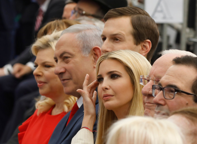 Benjamin Netanyahu (S) e Ivanka Trump (D) Benjamin Netanyahu (S) e Ivanka Trump (D)