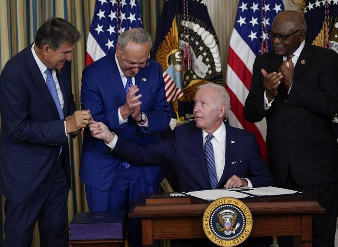 Joe Biden firma la nuova legge