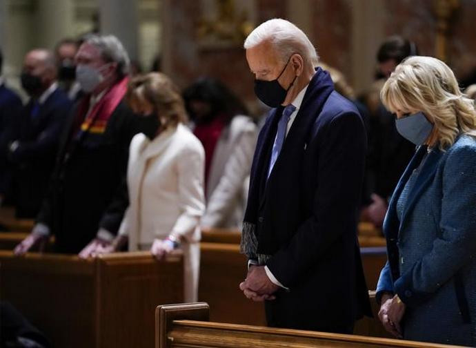 Il presidente Usa Joe Biden in chiesa Il presidente Usa Joe Biden in chiesa