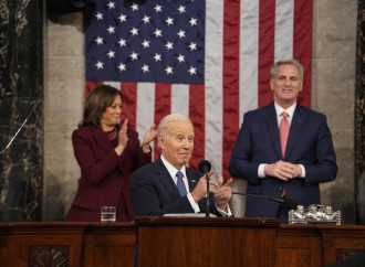 Biden sfida l'opposizione. La Huckabee risponde per le rime
