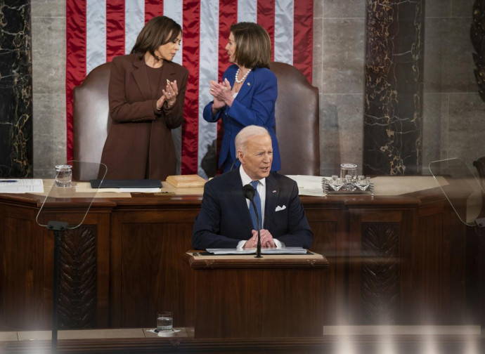 Joe Biden, Nancy Pelosi (a destra), Kamala Harris (a sinistra)