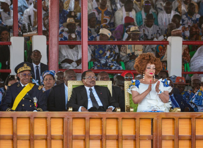 Il presidente del Camerun Paul Biya (al centro) con la first lady Chantal (La Presse) Il presidente del Camerun Paul Biya (al centro) con la first lady Chantal (La Presse)