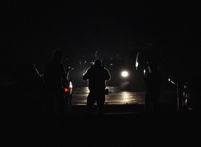 Blackout a Caracas, i fari delle auto uniche luci Blackout a Caracas, i fari delle auto uniche luci
