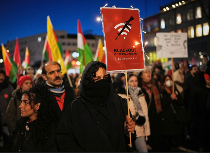Protesta (in Germania) contro il blackout di Internet in Iran (AP)