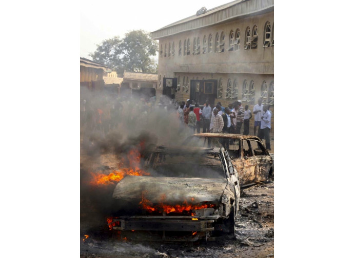 Gli effetti di un attacco kamikaze in Nigeria Gli effetti di un attacco kamikaze in Nigeria