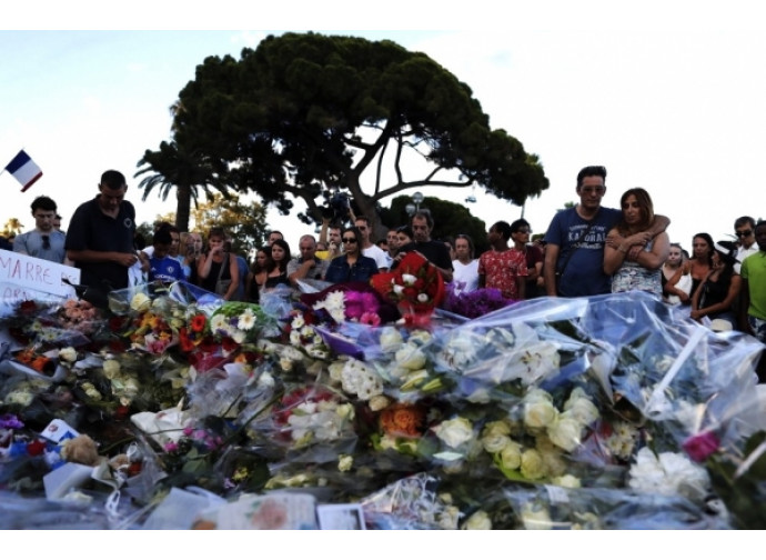 Fiori sulla strada del massacro a Nizza Fiori sulla strada del massacro a Nizza