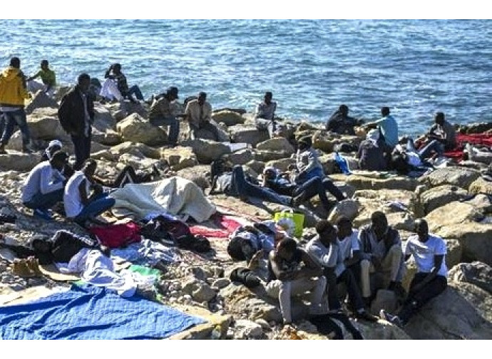 Immigrati sugli scogli a Ventimiglia