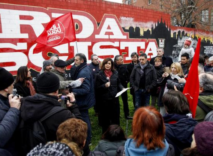 La Boldrini davanti al murale antifascista